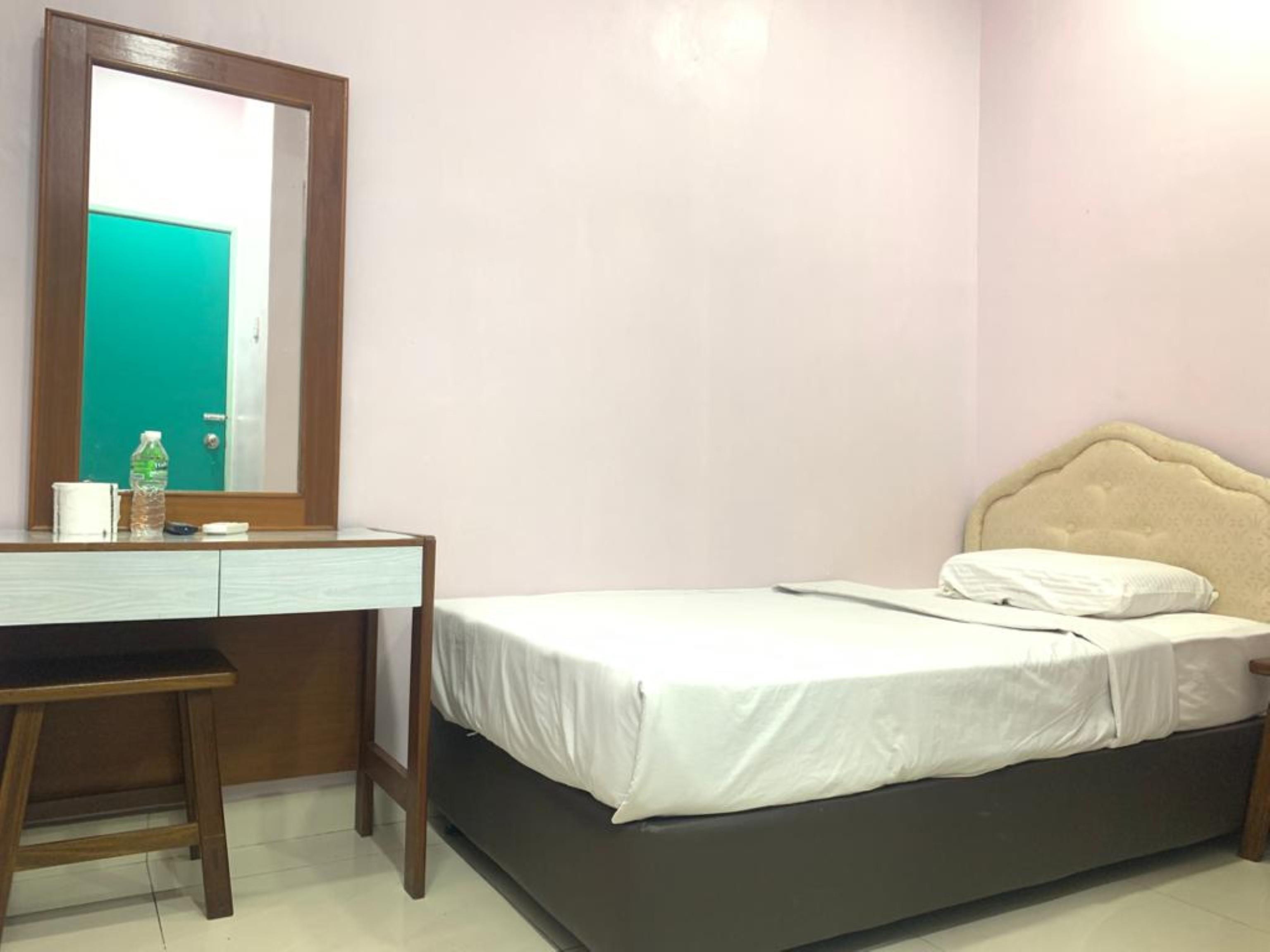 Oyo 89877 Sun Triang Hotel Kampong Kerayong Exteriör bild