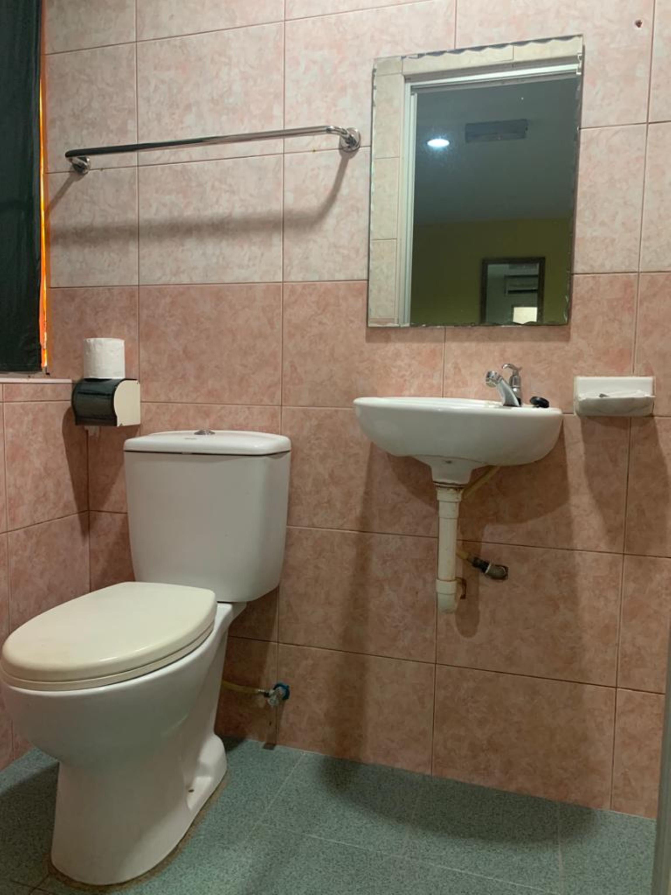 Oyo 89877 Sun Triang Hotel Kampong Kerayong Exteriör bild