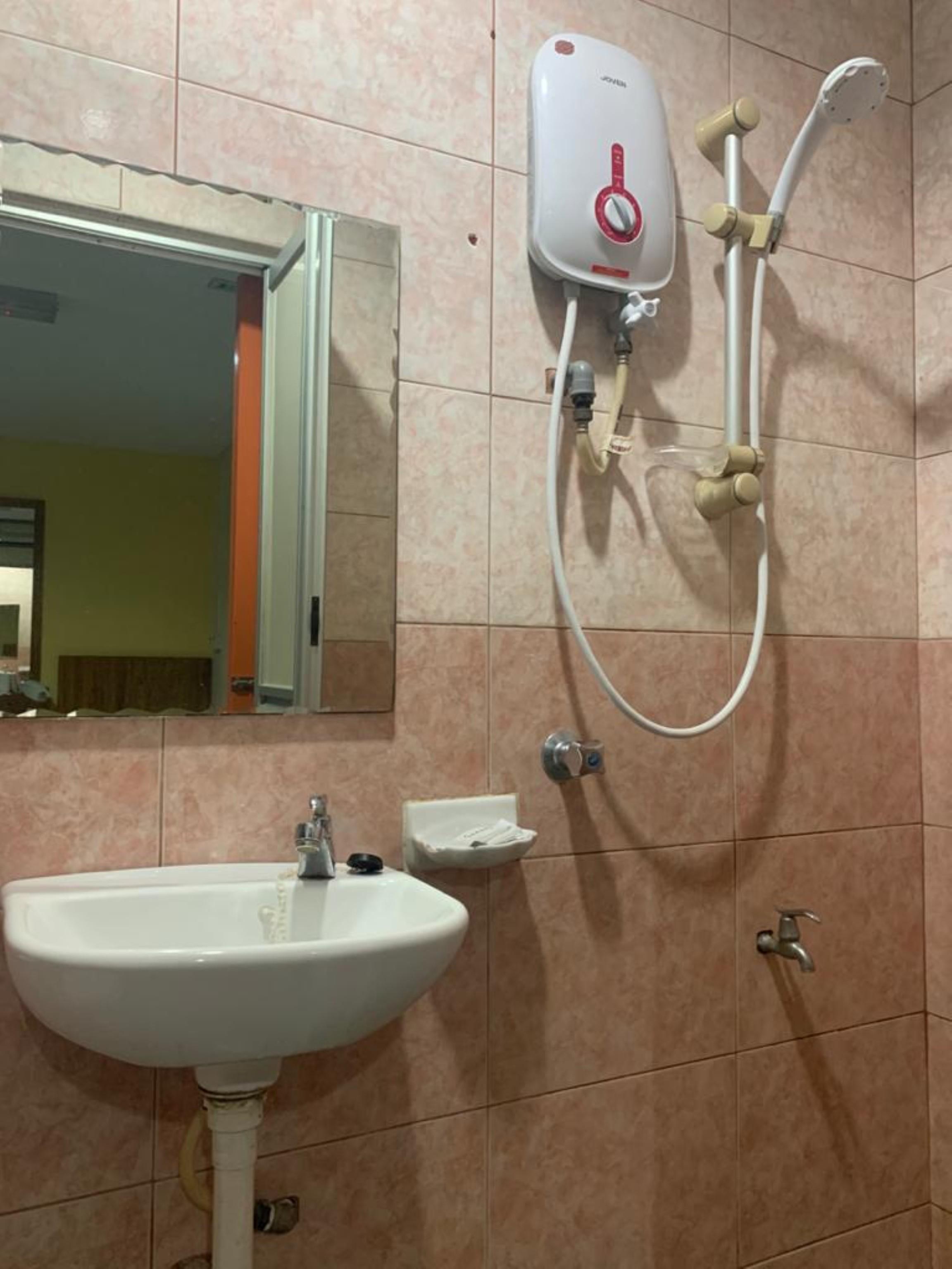 Oyo 89877 Sun Triang Hotel Kampong Kerayong Exteriör bild