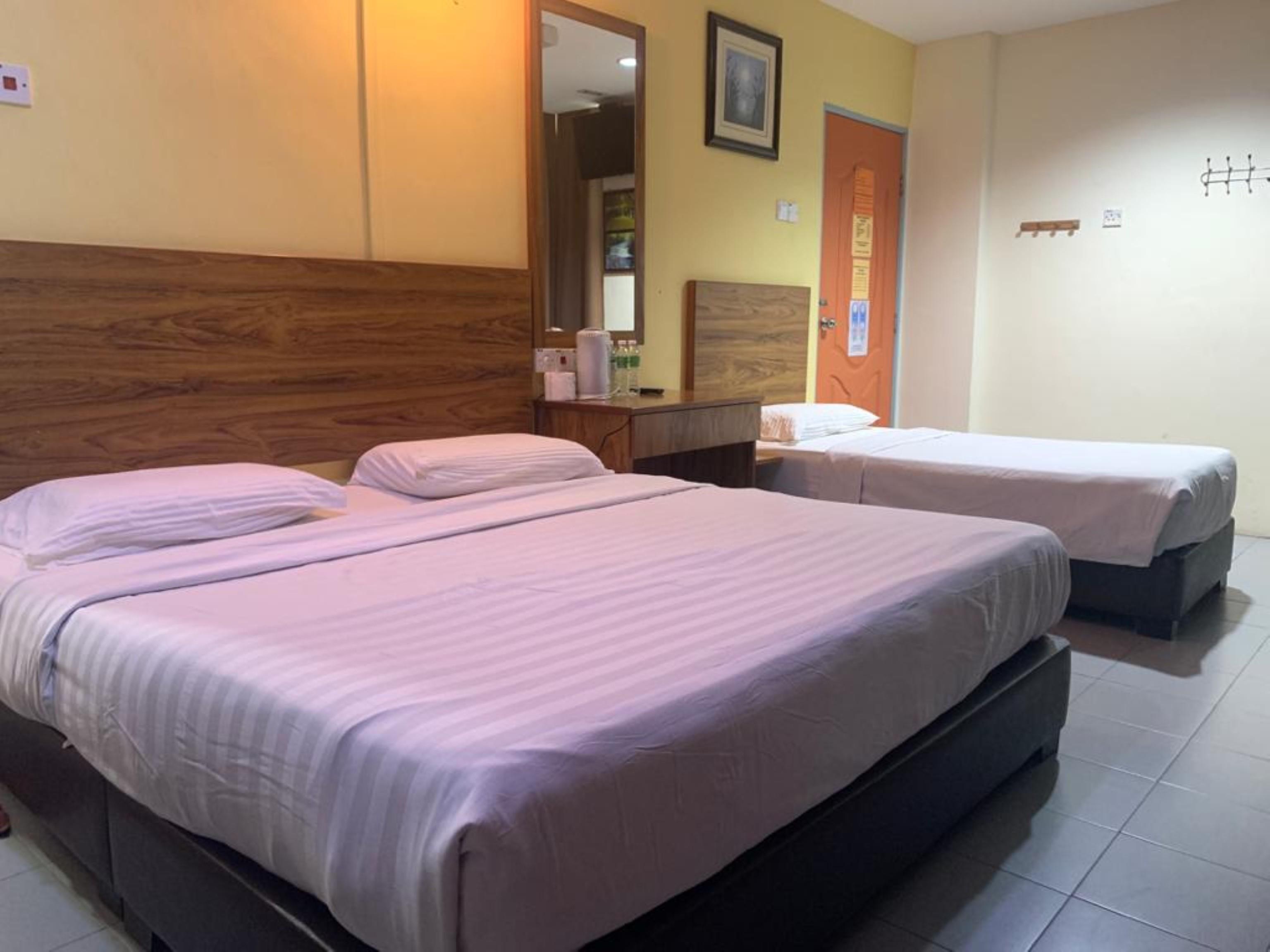 Oyo 89877 Sun Triang Hotel Kampong Kerayong Exteriör bild