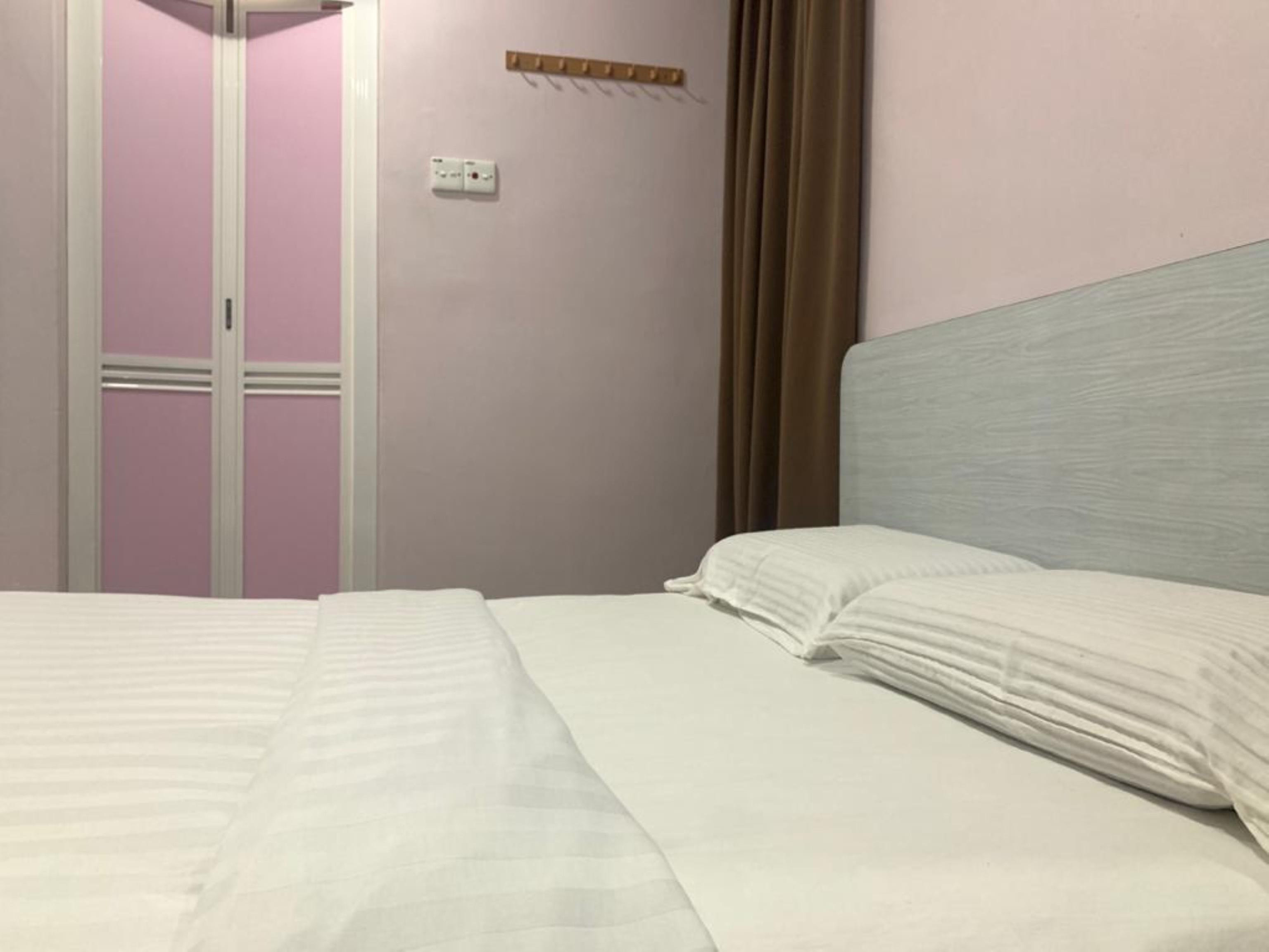 Oyo 89877 Sun Triang Hotel Kampong Kerayong Exteriör bild
