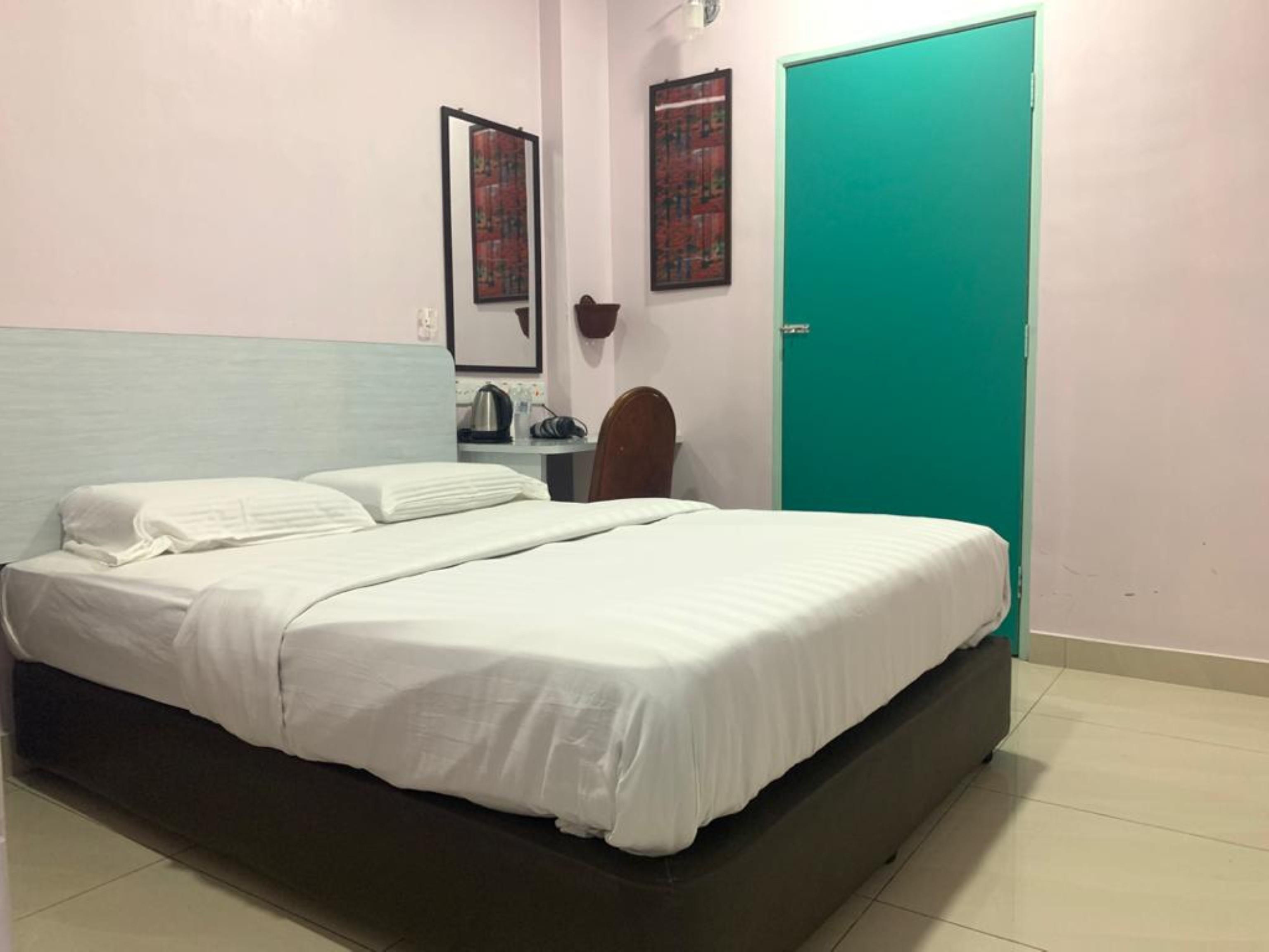Oyo 89877 Sun Triang Hotel Kampong Kerayong Exteriör bild