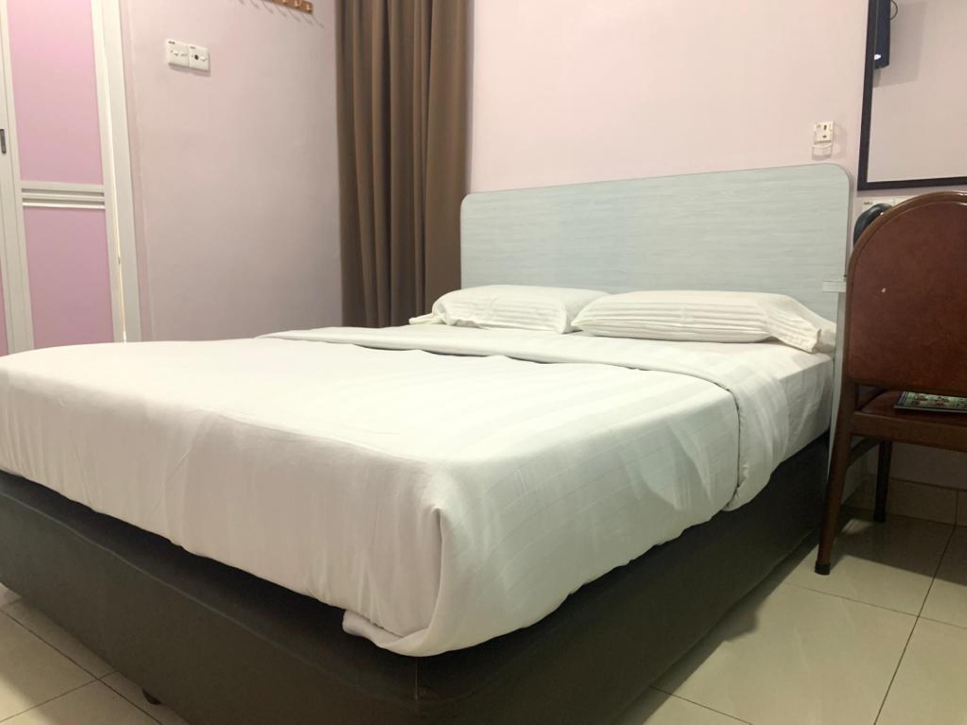 Oyo 89877 Sun Triang Hotel Kampong Kerayong Exteriör bild