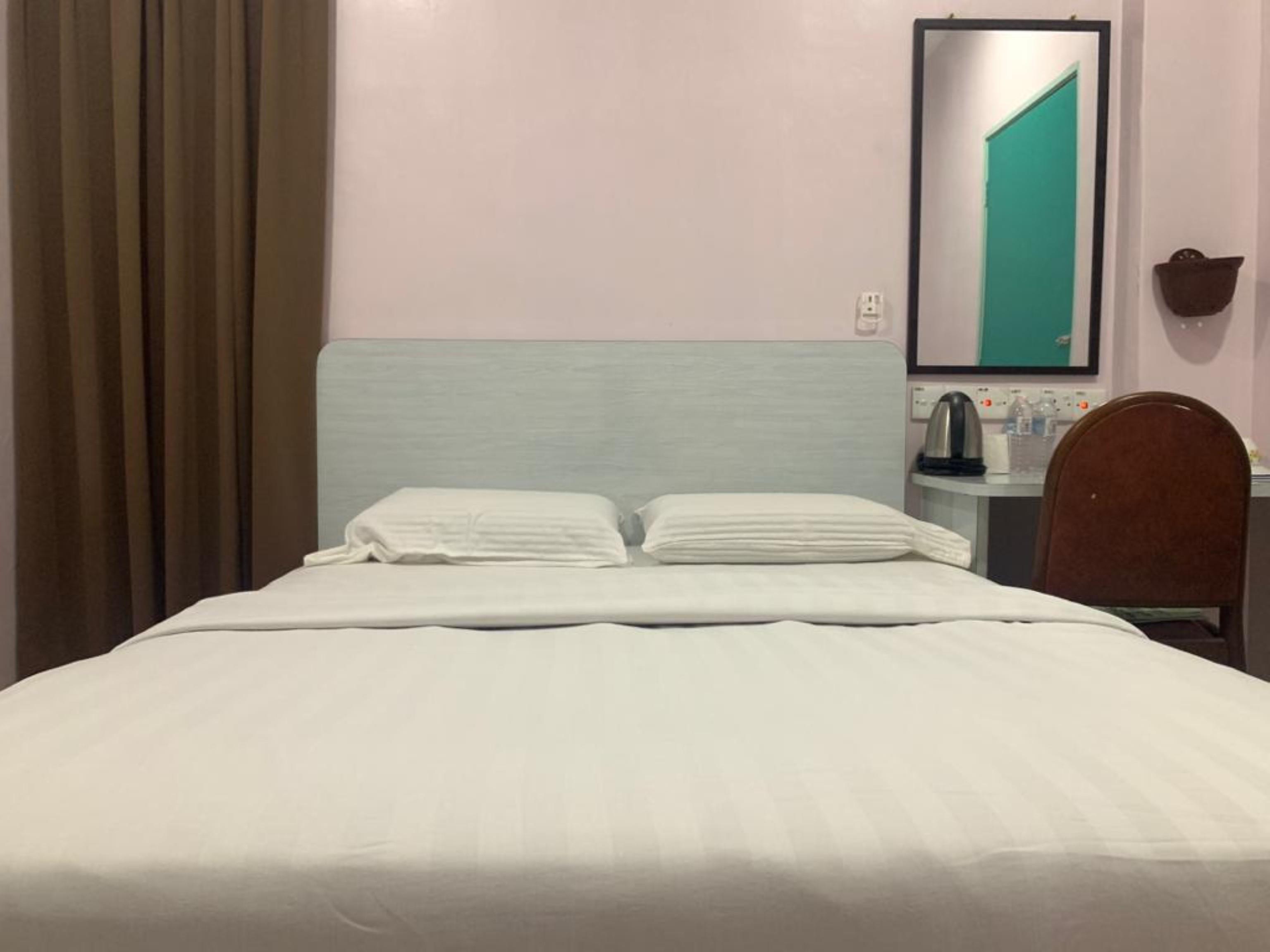 Oyo 89877 Sun Triang Hotel Kampong Kerayong Exteriör bild
