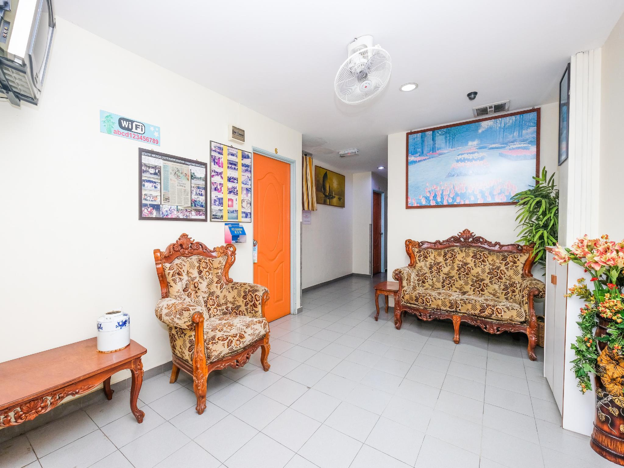 Oyo 89877 Sun Triang Hotel Kampong Kerayong Exteriör bild