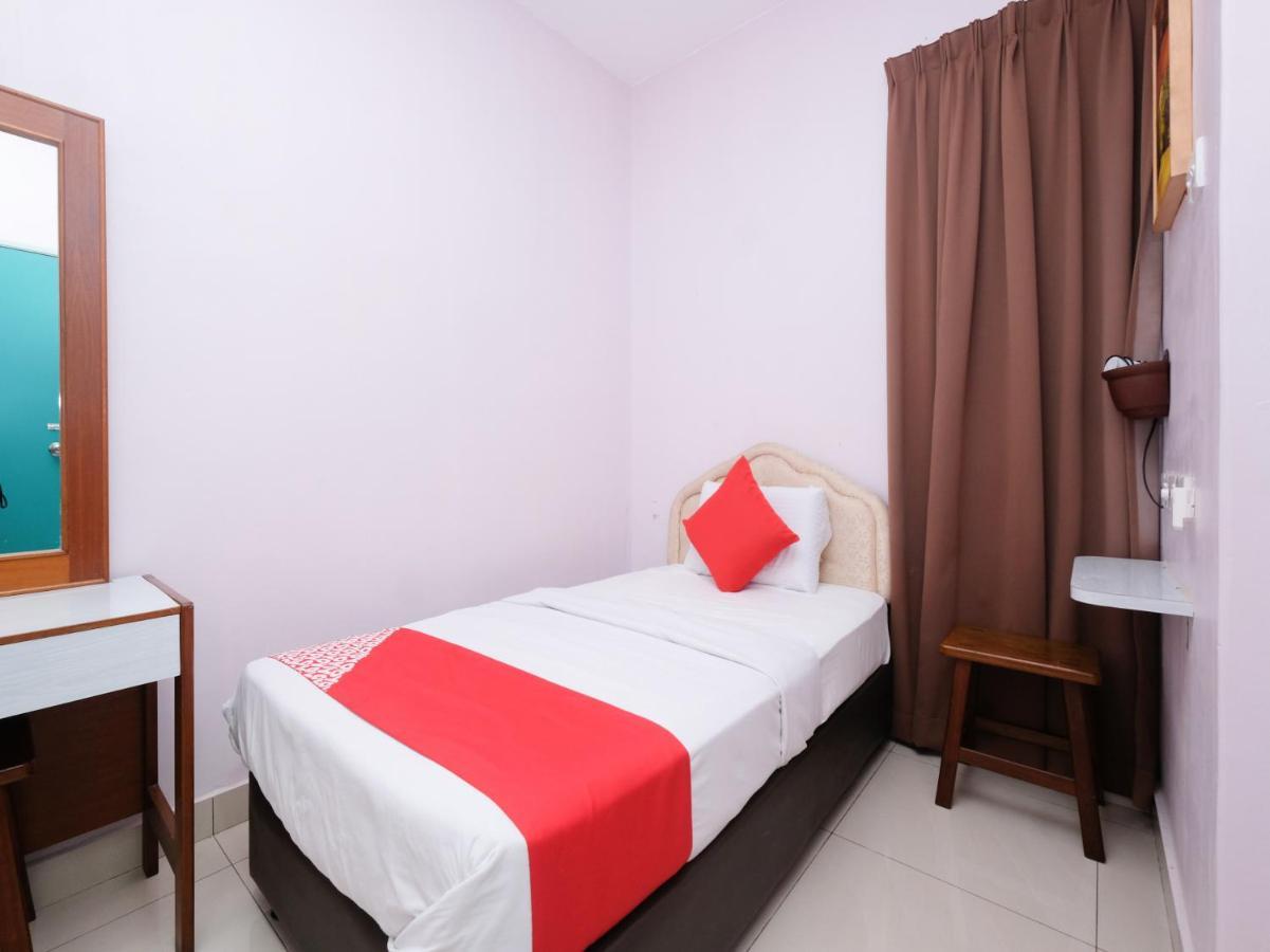 Oyo 89877 Sun Triang Hotel Kampong Kerayong Exteriör bild