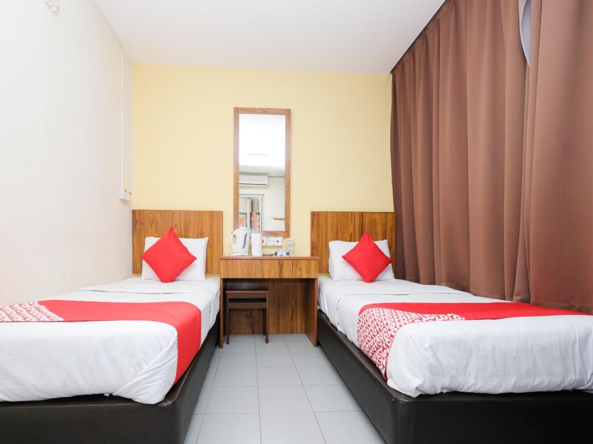 Oyo 89877 Sun Triang Hotel Kampong Kerayong Exteriör bild