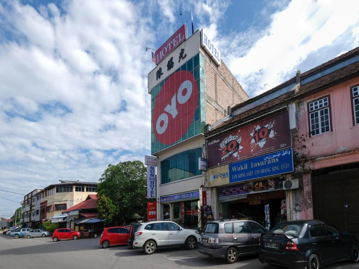 Oyo 89877 Sun Triang Hotel Kampong Kerayong Exteriör bild