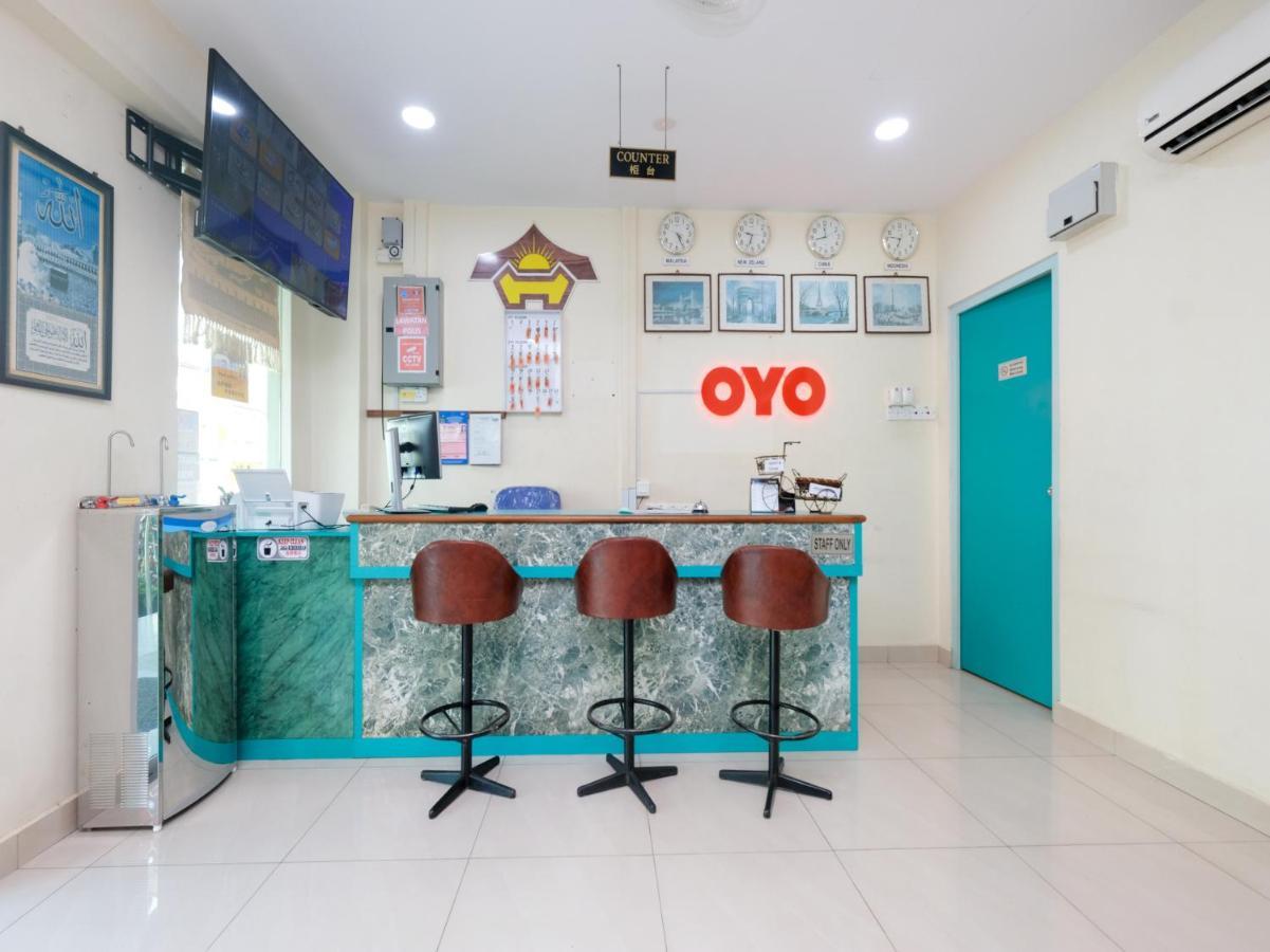 Oyo 89877 Sun Triang Hotel Kampong Kerayong Exteriör bild